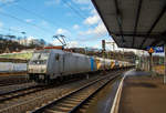 Die 185 696-2 „Marie-Chanthou“ (91 80 6185 696-2 D-Rpool) der Railpool f�hrt am 16.12.2020 mit einem Zuckerzug (VTG Trichtermittenentladewagen) durch den Bahnhof Betzdorf (Sieg) in