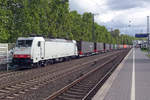 Mit ein KLV durchfahrt 186 906 K�ln S�d am 23 September 2019.