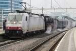Abfahrtbereit: NIAG 186 142 hat sich vor der SSN 01 1075 mit 'Kerst-Expres';' gesetzt und soll Arnhem um 11;01 verlassen am 17 Dezember 2022.