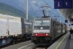 E-Lok 186 285, von Railpool mit einer weiteren Lok, fahren mit einem G�terzug durch den Bahnhof Schwaz (A).