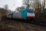 Die an die Rurtalbahn Cargo GmbH vermietete E 186 134 (91 51 6270 005-7 PL-ATLU, ex 91 80 6186 134-3 D-BTK) der Alpha Trains Belgium NV/SA (Antwerpen) fährt am 22 Januar 2026, mit einem