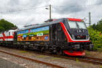 Die Bombardier TRAXX F160 AC3 LM, 187 420-5 (91 80 6187 420-5 D-EBS) der EBS - Erfurter Bahnservice GmbH steht am 05.07.2021 in Scheuerfeld (Sieg) beim Kleinbahnhof der WEBA (Westerwaldbahn), f�r ihre
