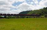   Zwei 189er (Siemens ES64F4)  der DB Schenker Rail Deutschland AG ziehen am 21.06.2014 einen Erzzug bei Ediger-Eller über die Mosel-Brücke in Richtung Trier bzw.