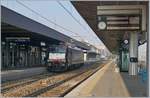 Eine 189 402 fährt durch den Bahnhof von Gallarte.
