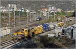 W�hrend im Vordergrund der Gleisbauzug der Firma Valescchi Armamento Ferroviario S.R.L.
