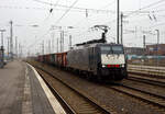 Die schwarze DB 189 095-3 (91 80 6189 095-3 D-DB) der DB Cargo AG, ex MRCE Dispolok E 189-095-3 / ES 64 F4-995, steht am 21 Januar 2025 mit einem gemischten Güterzug im Bahnhof Rheine, noch hat