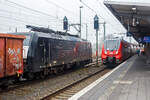 Die schwarze DB 189 095-3 (91 80 6189 095-3 D-DB) der DB Cargo AG, ex MRCE Dispolok E 189-095-3 / ES 64 F4-995, am 21 Januar 2025 mit einem gemischten Güterzug im Bahnhof Rheine.