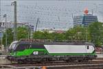 Im Bahnhof von München Ost, wartet Vectron Lok 193 742-4 (91 80 6193 742-4 D-ELoc)  im Gleisvorfeld Bahnsteig auf ihren nächsten Einsatz.