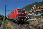 Bei Ligerz ist die DB 193 350 mit einer WRS 475 gemeinsam mit einem Kesselwagenganzzug  unterwegs,.