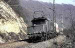194 091-5 gibt einem G�terzug Schubhilfe �ber die Geislinger Steige am 27.03.1982.
