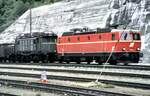 DB 194 und ÖBB 1044 sind mit ihremGüterzug an der Brenner Station abgebügelt in den Gleichstrombereich gerollt.