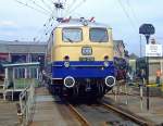 Die E 10 1239, ex DB 110 239-1, ex DB E 10 239, wird am 12.04.2010 auf der Drehscheibe im Südwestfälische Eisenbahnmuseum in Siegen präsentiert.