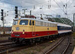 Die AKE E10 1309 (91 80 6113 309-9 D-TRAIN) der Train Rental International GmbH mit n-Wagen als National Express Verst�rker des RE 1  Nordrhein-Westfalen-Express  Dortmund Hbf – K�ln Hbf, erreicht am 22.12.2018 den Hauptbahnhof K�ln.

Die Lok, eine sogenannte „B�gelfalten“ E10.12 mit Henschel-Schnellfahrdrehgestellen f�r dem TEE Rheingold bzw. TEE Rheinpfeil, wurde 1963 von Krauss-Maffei in M�nchen-Allach unter der Fabriknummer 19014 gebaut (der elektrische Teil ist von Siemens) und an die Deutschen Bundesbahn als E10 1309 geliefert. Mit der Einf�hrung des EDV-gerechte Nummernsystems erfolgte zum 01.01.1968 die Umzeichnung in DB 112 309-0. Nach der deutschen Wiedervereinigung und dem darauffolgenden Vereinigung der beiden deutschen Staatsbahnen (DB und DR) wurde sie zum 01.01.1991 in DB 113 309-9 umgezeichnet und fuhr so bis zur Ausmusterung und Verkauf im Jahr 2014.


TECHNISCHE DATEN:
Spurweite: 1.435 mm
Achsformel: Bo’Bo’
L�nge �ber Puffer: 16.440 mm
Drehzapfenabstand:  7.900 mm
Achsabstand im Drehgestell:  3.400 mm
Dienstgewicht: 85,0 t
H�chstgeschwindigkeit: 160 (zeitweise 120 km/h)
Stundenleistung: 3.700 kW (kurzzeitig bis 6.000 kW)
Dauerleistung: 3.620 kW
Anfahrzugkraft: 275 kN
Treibraddurchmesser: 1.250 mm
Stromsystem:  15 kV 16 ⅔ Hz ~
Anzahl der Fahrmotoren: 4
Antrieb: Gummiringfeder
Bremse: mehrl�sige Knorr-Einheits-Druckluftbremse, Zusatzbremse, fremderregte elektrische Widerstandsbremse (max. Bremsleistung 2.000 kW, Dauerleistung 1.200 kW)