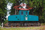 600 mm Schmalspurige Bo'Bo' Elektrolok ex Jenaer Glaswerke Nr. 611 01 der Lichtenhainer Waldeisenbahn in Lichtenhain an der Bergbahn am 24.08.2013.

Die Lok wurde 1951 unter der Fabriknummer 6663 bei LEW (VEB Lokomotivbau Elektrotechnische Werke „Hans Beimler“ Hennigsdorf) gebaut und Jenaer Glas (später Schott Jenaer Glas GmbH) geliefert.

Schon seit 1899 hatte das Jenaer Glaswerk Schott & Genossen eine Schmalspurbahn mit 600 mm Spurweite. Ob Schmelzhütten und Öfen, Gaserzeuger und Kraftwerk sowie die vielen Zulieferwerkstätten, alle standen durch die Bahn miteinander in Verbindung. In den späten 1920er Jahre, als das Gelände des Glaswerks mit ca. 27 ha seine größte Ausdehnung erreicht hatte, erschloss sich die Werkbahn dieses mit 15 km Schienennetz und sieben Lokomotiven. Die letzte Fahrt fand am 24. November 1994 statt. 2004 ging die Lok an die Lichtenhainer Waldeisenbahn.