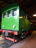 Siemens Halske Lok Nr.3 im Technik Museum in Berlin am 06.10.2016. 
Nachfolgender Text aus Internet: Entlang der Gleise; Das Online Archiv für Stellwerke, Feldbahnen und Industrie Lokomotiven:  SSW baute diese Lok als vierachsige Versuchsmaschine mit Mittelführerstand für den Drehstrom-Versuchsbetrieb auf der Militärbahn Marienfelde - Zossen bei Berlin. Die Lok hatte ursprünglich die Achsfolge (A1)(1A) und war mit zwei Drehstrom-Versuchsmotoren von jeweils 350 PS ausgestattet. Die Spannung in der dreipoligen Fahrleitung betrug 10.000 Volt. Hersteller des mechanischen Teils war die Firma van der Zypen & Charlier in Köln-Deutz (Fabrik-Nr. 70418).
Nach dem Abschluss der Versuche wurde die Lok bis ca. 1917 abgestellt und dann bei SSW in zwei zweiachsige Lokomotiven umgebaut. Eine davon wurde von der Localbahn Aktiengesellschaft (LAG) in München für die Strecke Murnau - Oberammergau übernommen. Sie wurde 1978 außer Dienst gestellt und steht heute mit der Betriebsnummer  E 69 04  am Bahnhof Murnau als Denkmal.
Die zweite Lok kam mit der Betriebsnummer  3  auf der Siemens-Güterbahn in Berlin zum Einsatz. Erst 1998 wurde sie abgestellt und im September der selben Jahres an das Museum für Verkehr und Technik (MTV) abgegeben. 