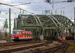 Der ET 420 (bestehend aus 420 926-8 / 421 426 -8 / 420 426-9) der S-Bahn K�ln verl�sst am 22.12.2018 gerade die Hohenzollernbr�cke und f�hrt bald in den Hbf K�ln ein.