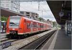 Die beiden Elektotriebzüge BR 426.0 (Babyquietschie) 426 509-5 und 426 510-4 sind im Regionalzugbahn Einsatz auf der Strecke Singen - Schaffhausen - Singen und wenden nun in Schaffhausen für die Rückfahrt nach Singen.

9. Sept. 2022