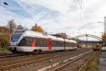   Der ET 22 2101 (94 80 0426 100-4 D-ABRN / 94 80 0826 100-0 D-ABRN), ex ET 22 001, ein 2-teiliger Stadler Flirt der Abellio Rail NRW, rauscht am 08.11.2015 als RB 91  Ruhr-Sieg-Bahn  (Siegen - Hagen)
