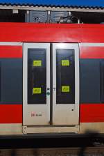 Und immer wieder gibt es Probleme mit den Bombardier Talent 2,  des rsx - Rhein-Sieg-Express (RE 9), hier ist die T�r unbenutzbar vom Mittelwagen (9480 0 443 254-8 D-DB) des vierteiligen Triebzuges