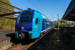 Der Doppelstocktriebzug 445 129 / 445 629 vom Typ Stadler KISS verl�sst am 21 April 2026, als RB 86 von L�beck Hbf nach L�beck-Travem�nde Strand, den Hp L�beck-Travem�nde Hafen. Wir sind mit ihm bequem bis hier gefahren. Der Zug der DB Regio Nord ist im NAH.SH-Design (Schleswig-Holstein).