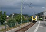 Der noch vor einigen Minuten blaue Himmel zeigt sich bei der Einfahrt des DB 1440 676 Coradia Continental 2  Grinsekatze  in Schluchsee schon bedrohlich dunkel.