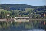 Ein DB Alstom Coradia Continental 1440 ist bei Schluchsee in der nähe der Amaliens Ruhe (links im Bild) auf dem Weg nach Titisee. 

25. Sept. 2023 