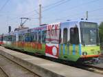 Der moderne Nachfolger des ET 201 und ET 57, der Stadtbahnwagen B 2326 der K�lner Verkehrsbetriebe (KVB)mit Werbung f�r das Jubil�um 100 Jahre Rheinuferbahn.