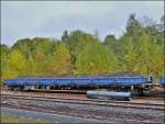 - Gleisbauarbeiten in Herdorf - Vor dem schon mit Altschotter bef�llten RES G�terwagens liegt eine Rolle spezieller Folie, welche unter dem neuen Schotter im Gleisbett angebracht wird.