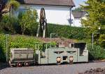 
Eine Krauss-Maffei EL 6 Gruben-Fahrdrahtlokomotive als Denkmallok in Katzwinkel a.d. Sieg am 06.09.2014. 

Die Lok mit der Achsfolge Bo und einer Spurweite von 575 mm, wurde 1949 von Krauss-Maffei in München unter der Fabriknummer 17566 gebaut, der elektrische Teil von BBC in Mannheim (Fabriknummer 5388), und wurde an die Sachtleben AG in Meggen (Sauerland) geliefert und war dort bis ca. 1990 im Einsatz. 

Krauss-Maffei baute nach dem II. Weltkrieg kurzzeitig auch Grubenlokomotiven. So erhielt die Sachtleben AG für die Grube in Meggen 1948 insgesamt sechs solcher elektrische Fahrdraht-Grubenlokomotiven vom Typ EL 6 (FNr. 17564-17569), die elektrische Ausrüstung lieferte jeweils BBC in Mannheim. 

Auch wenn die Lok nie in Katzwinkel im Einsatz war, so erinnert sie doch an die einstige Eisenerz-Grube  Vereinigung  in Katzwinkel. Sie war eine der bedeutendsten Gruben des Siegerländer Erzbergbaues, die bis 1963 hier in Betrieb war. 
