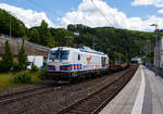 Die SIEMENS Vectron Dual Mode 248 077 (90 80 2248 077-0 D-NRAIL) der BM-Bahndienste GmbH (Karlsruhe) f�hrt am 09 Juni 2026, mit einem Flachwagenzug (4 Drehgestell-Flachwagen der Gattung Rens), durch den Bahnhof Kirchen/Sieg in Richtung Siegen.

Die SIEMENS Vectron DM wurde 2023 von Siemens Mobility GmbH in M�nchen-Allach unter der Fabriknummer 23425 und im Januar 2024 an die BM-Bahndienste GmbH ausgeliefert, die die Lok �ber die RRL - RIVE Rail Leasing Limited (Dublin) geleast hat, eingestellt wurde die Lok durch die northrail GmbH. 

Die Hybridlok (Vectron Dual Mode) kann die Antriebsenergie aus der Fahrleitung beziehen (2.400 kW Leistungen am Rad), oder mittels eines MTU 16V 4000 R84 V16-Zylinder-Dieselmotors (2.400 kW Motorleistung, 2.000 kW Leistungen am Rad) erzeugen.
