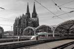   Vor der Kulisse des Kölner Domes ist der ICE 3  Celle  Tz 361 (BR 403) am 08.03.2015 fast komplett in den Hauptbahnhof Köln eingefahren.