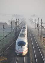 403 kommt aus dem Morgendunst und fährt im Bereich Neu-Ulm Pfuhl in Richtung Ulm am 21.11.2009.