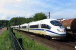 ICE 406 001 passiert Venlo-Vierpaardjes am 28 Mai 2021.