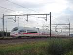ICE 406 085 wurde am 18.Augustus 2022 über die betuwe-Route umgeleitet und passiert bei Valburg der Fotograf.