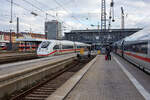Wir haben München Hauptbahnhof am 13 Januar 2025 verspätet um 12 Uhr 53, mit dem ICE 527 geführt von dem Velaro D – Tz 714 ein ICE der BR 407 (rechts im Bild) erreicht. Die Planmäßige Ankunft wäre eigentlich 12:10 Uhr. 

Links steht der zwölfteilige ICE 4 - Tz 9023 der Baureihe 412.0. 
