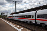 Der Stromrichterwagen der zweiten Klasse (mit 1 Rollstuhlplatz), 93 80 5 411 609-1 D-DB, der Gattung Bpmbz, des 7-teilige ICE T - Tz 1109 „G�strow“ der DB Fernverkehr AG am 14 Mai 2022 im