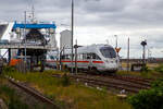 Der ICE TD bzw. VT 605, Tz 5503 hat am 15 Juni 2015, als ICE 33 (Hamburg Hbf - Koebenhavn H), den Fährbahnhof Puttgarten erreicht. Nun wird trajektiert, der ICE Dieseltriebzug fährt in die Scandlines Fähre  Prins Richard .  