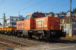 Die BBL 21 - 214 029-1 (92 80 1214 029-1 D-BBL) der BBL Logistik GmbH (Lüneburg), ex DB 212 199-5, ex DB V 100 2189, fährt am 24.03.202, mit zwei Ks-Wagen und etlichen Material-Förder-