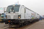 Die 247 901-2 (92 80 1247 901-2 D-PCW) der Siemens Mobility (eingestellt vom Prüfcenter Wegberg-Wildenrath) der Siemens Vectron DE Prototyp, wurde am Freigelände auf der Inno Trans 2014 in Berlin ausgestellt (hier 26.09.2014). Die Lok hat z.Z. die Zulassungen für Deutschland und Österreich.

Mit dem Vectron hat Siemens ein neues Lokprodukt für Europa entwickelt, das mit verschiedenen Leistungsklassen sowohl im Güterzug- als auch im Reisezugverkehr eingesetzt werden kann. Das Konzept beinhaltet elektrische Varianten für bis zu vier verschiedene Spannungssysteme und eine, wie hier gezeigte, dieselelektrische Variante, den Vectron DE. 

Das Fahrzeugkonzept der Diesellok basiert auf der bewährten Siemens Eurorunner Lokomotive. Herzstück des Vectron DE ist ein MTU Motor der Baureihe 4000, der die europäischen Emissionsvorschriften der Stufe EU IIIB für Bahnantriebe erfüllt.

Der Vectron DE wie hier mit dem Cargo-Packet hat eine Leistung von 2.400 kW (andere Varianten sind mit 2.000 oder 2.200 kW möglich). Die DE ist mit 19.980 mm Länge über Puffer einen Meter länger als die E-Lok-Varianten der Vectron.

Herzstück des Vectron DE ist ein Dieselmotor der neuesten Generation der MTU-Erfolgsbaureihe 4000. Es ist ein V-16-Zylinder- Dieselmotor mit zweistufiger Turboaufladung. Ein verbessertes Common-Rail-Einspritzsystem mit einem maximalen Einspritzdruck von 2.200 bar sorgt zudem für geringe Rohemissionen von Partikeln und ermöglicht so einen kompakten Partikelfilter. Der Motor unterschreitet die seit dem Jahr 2012 geltenden europäischen Emissionsvorschriften der Stufe EU IIIB für Bahnantriebe deutlich.

TECHNISCHE DATEN:
Spurweite: 1.435 mm (bis 1.668 mm möglich)
Achsfolge:  Bo´Bo´
Länge über Puffer: 19.980 mm
Drehzapfenabstand: 10.800 mm
Achsabstand im Drehgestell: 2.700 mm
Eigengewicht: ca. 83 t
Max. Achslast : 22 t
Dieselmotorleistung: 2.400 kW
Anfahrzugkraft: 275 kN
Höchstgeschwindigkeit : 160 km/h