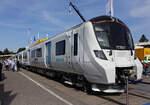 Siemens präsentierte auf der InnoTrans 2018 in Berlin (hier 18.09.2018) den Siemens Desiro City Class 717 (hier der Triebzug GTR 717017) für die Govia Thameslink Railway (GTR).

Im Vereinigten Königreich (UK) hat sich der Desiro City bewährt, durch höchste Flexibilität, perfekten Komfort und niedrigen Energieverbrauch. Dank seiner Leichtbauweise und der Drehgestelle sowie einer intelligenten Fahrzeugsteuerung können Sie den gesamten Energieverbrauch um bis zu 50 % gegenüber den Vorgängermodellen reduzieren. Der Desiro City setzt Maßstäbe im Pendlerverkehr in Großbritannien

Der Desiro City wurde speziell für den Pendlermarkt in Großbritannien entwickelt. Dort stehen Zugbetreiber und Pendler vor großen Herausforderungen: Pendlerzüge müssen Vororte und Städte miteinander verbinden und einen schnellen, pünktlichen Service in den Innenstädten garantieren. Hier sind flexible, innovative Systeme gefragt, welche die vorhandenen Ressourcen ausschöpfen. Der Desiro City hat sich bei der Beförderung einer großen Zahl von Fahrgästen mit häufigen, unregelmäßigen Stopps auf den verschiedensten Routen bewährt. 

Der Desiro City Class 717 ist ein Triebzug der zweiten Generation für den Pendlerverkehr bietet eine hervorragende Lösung für Londoner Nahverkehrssysteme und Regionallinien. Der Britische Bahnbetreiber Govia Thameslink Railway (GTR) bestellt bei der Siemens Mobility GmbH 25 dieser sechsteiligen Desiro City Nahverkehrstriebzüge (Class 717). Die 25 Einheiten finden auf der Great Northern Route, dem Londoner Vorortverkehr vom Bahnhof Moorgate nach Welwyn Garden City, Hertford und Watton-at-Stone, Verwendung. Die ersten Einheiten wurden im März 2019 in Betrieb genommen.

Eine Besonderheit dieser Version sind die Notausstiegstüren an den Führerstandsfronten der Fahrzeuge, die notwendig sind, damit die Triebzüge auf der Northern City Line, einer ehemaligen U-Bahn-Strecke mit kreisförmigem Tunnelprofil, evakuiert werden können.

TECHNISCHE DATEN Class Desiro City Class 717
Spurweiten: 1.435 mm
Zugkonfiguration: sechsteiliger Triebzug 
Achsfolge: Bo‘Bo‘+2‘2‘+2‘2‘+Bo ́Bo ́+2‘2‘+Bo‘Bo‘
Länge über Kupplung: 121.674 mm
Breite: 2.800 mm
Fußbodenhöhe über SO: 1.100 mm
Eigengewicht: ca. 204 t
Höchstgeschwindigkeit: 136 km/h (85 mph)
Leistung am Rad: 1.200 kW
Sitzplätze: 362 in den 2. Klasse (Standard Class)
Stromversorgung: 25 kV 50 Hz (AC) über Pantograph (Oberleitung) und
750 V DC (= ) über seitliche Stromschiene
Anfahrbeschleunigung: 0,85 m/s²
