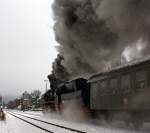 Neue Version (Dank an Stefan)- Und hier noch als Nachschu� - Die Betzdorfer 52 8134-0 duchf�hrt am 02.12.2012 Herdorf, hier kurz vor den Stellwerk Herdorf Ost (HO).