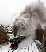 Mit m�chtiger Rauchfahne durchf�hrt die Betzdorfer 52 8134-0 am 02.12.2012 Herdorf in Richtung W�rgendorf, hier kurz vor der Br�cke Wolfsweg.