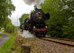 Die 52 8134-0 der Eisenbahnfreunde Betzdorf fuhr Sonderfahrten, anl�sslich der 100 Jahr Feier der Westerwaldbahn (WEBA) am 31 August 2013, zwischen Scheuerfeld/Sieg und dem Betriebshof Bindweide der Westerwaldbahn, hier kurz vor der Bindweide.

Die Lok war, bedingt durch die Wiedervereinigung, eine der letzten Normalspurigen Dampfloks der DB. Zudem war sie als 052 134‐4 die einzige wahre 52 der DB (BR 52.80).

Die G�terzuglokomotive wurde 1943 von der WLF - Wiener Lokomotivfabrik Floridsdorf unter der Fabriknummer 16591 gebaut und als Kriegslokomotive 52 7138 an die DRB - Deutsche Reichsbahn geliefert. Nach dem 2. Weltkrieg verblieb sie in der Sowjetischen Besatzungszone bzw. der sp�teren DDR, so lief sie weiter als DR 52 7138 der Deutsche Reichsbahn. 

Im Raw Stendal der DR wurde sie zwischen April 1965 und Mai 1965 zur DR 52 8134-0 rekonstruiert und erhielt einen Neubaukessel, der vom VEB Schwermaschinenbau  Karl Liebknecht  in Magdeburg gefertigt wurde. 1992 wurde sie in DR 052 134-4 umgezeichnet. Am 1. Januar 1994 trat die Bahnreform in Kraft, aus der Deutsche Reichsbahn und Deutsche Bundesbahn entstand die Deutsche Bahn AG (DB AG), so wurde die 52.80er zur DB 052 134-4. Im Juli 1995 wurde sie an einen Privatmann verkauft, 1997 konnten die Eisenbahnfreunde Betzdorf die Lok erwerben und sie kam nach Siegen. 2007 bekam die dann die NVR-Nummer 90 80 0051 134-9 D-EFBS. Leider gab es 2015/2016 Streitigkeiten und der Verein musste seinen Fahrzeugbestand aufl�sen, so wurde die Lok im Fr�hjahr 2016 an die �GEG - �sterreichische Gesellschaft f�r Eisenbahngeschichte e. V. verkauft und steht heute im Lokpark Ampflwang.