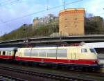Die 103 235-8 mit IC 91 300 (mit TEE-Rheingold Wagen) steht am 03.04.2010 im Koblenzer Hauptbahnhof zur Weiterfahrt nach Trier Hbf bereit.