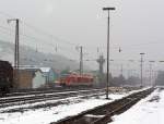 Bei st�rkerem Schneefall - Dieseltriebwagen 648 204 / 704 (Alstom Coradia LINT 41) der DreiL�nderBahn als RB 95 (Au/Sieg-Siegen-Dillenburg), f�hrt am 25.02.2013 hier bei Siegen-Kaan (Siegen-Ost) in