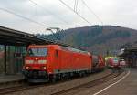 Die 185 002-3  (eine Bombardier TRAXX F140 AC 1) der DB Schenker Rail zieht am 28.03.2013 einen gemischten G�terzug durch den Bahnhof Betzdorf Sieg in Richtung K�ln.