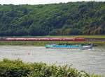 Eine BR 146 mit dem RE 5 - Rhein-Express (Koblenz-K�ln-Emmerrich), f�hrt am 04.07.2012 auf der linken Rheinseite, gegen�ber von Unkel (bei Rheinkilometer 636), abw�rts in Richtung K�ln Hbf.