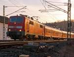 Es gibt auch noch Silberlinge: Die 111 156-6 zieht 5 Silberlinge  als Verst�rkerzug (Umlauf 11381) in der Hauptverkehrszeit des RE 9 - Rhein Sieg Express (RSX) Aachen - K�ln - Siegen, hier am