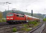   Der RE 9 (Rhein-Sieg-Express) Aachen-Köln-Siegen im Sandwich, gezogen von 111 015-4 und geschoben von 111 077-4, hier am 06.05.2012 kurz vor der Einfahrt in den Bahnhof Batzdorf/Sieg.