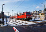 Die 111 168-1 (91 80 6111 168-1 D-DB) der DB Regio NRW rauscht am 21.01.2023 mit dem RE 9 rsx - Rhein-Sieg-Express (Aachen – Köln – Siegen), mit über 30 Minuten Verspätung,